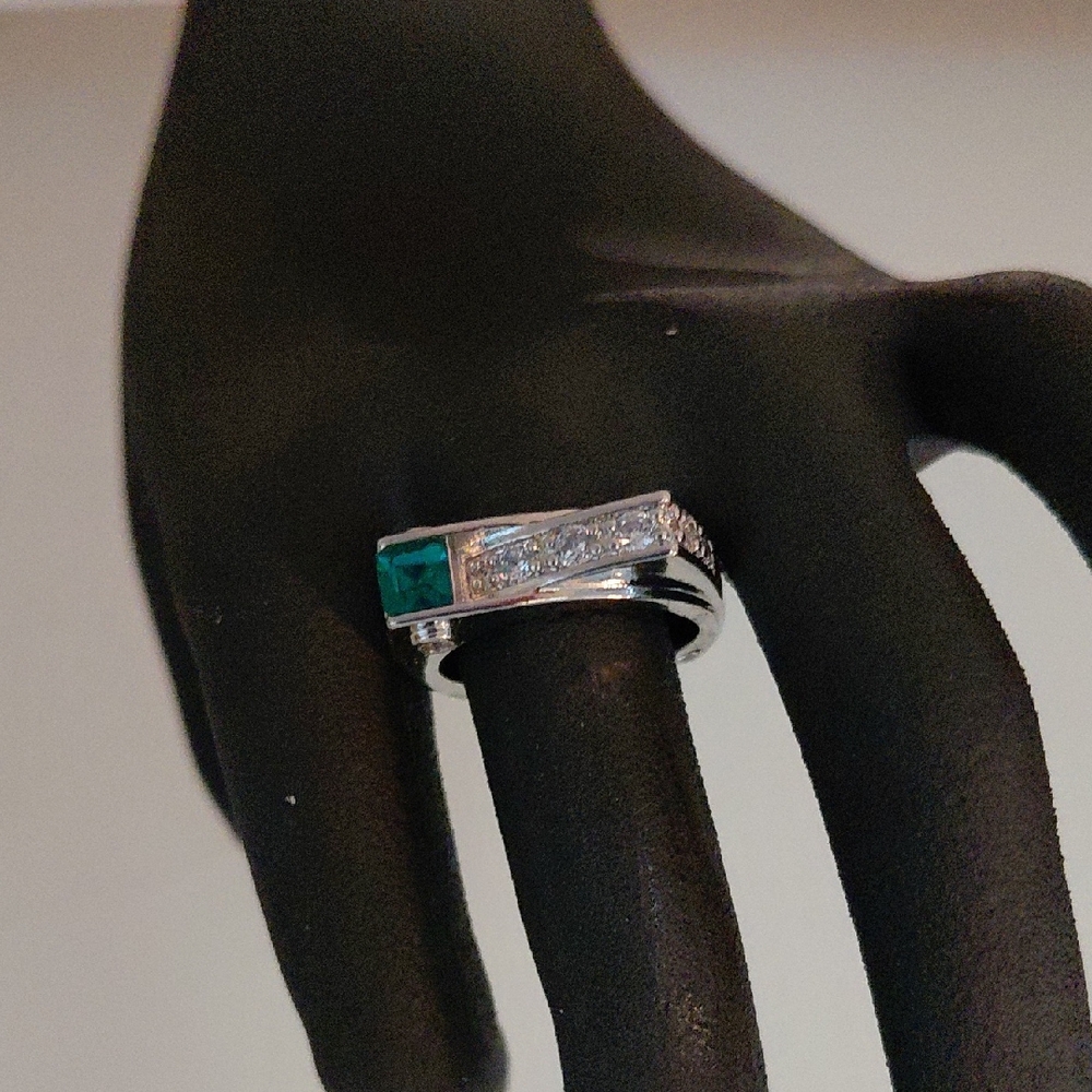 Source Unknown Silver Ring with Emerald Green Detail